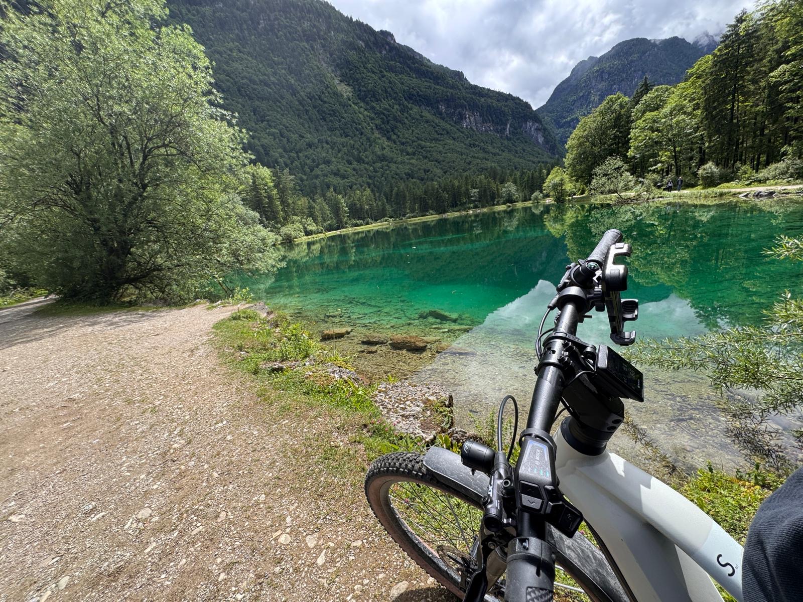 E-Bike am smaragdgrünen Bergsee