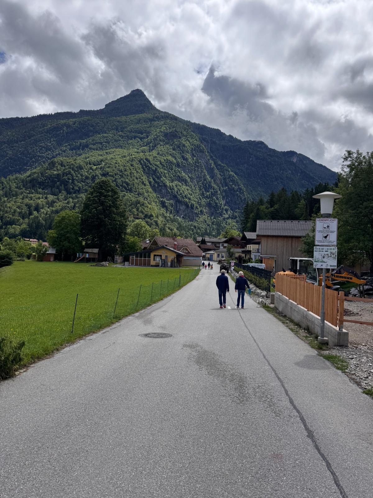 Salzburger Dorf am Fuße der Berge